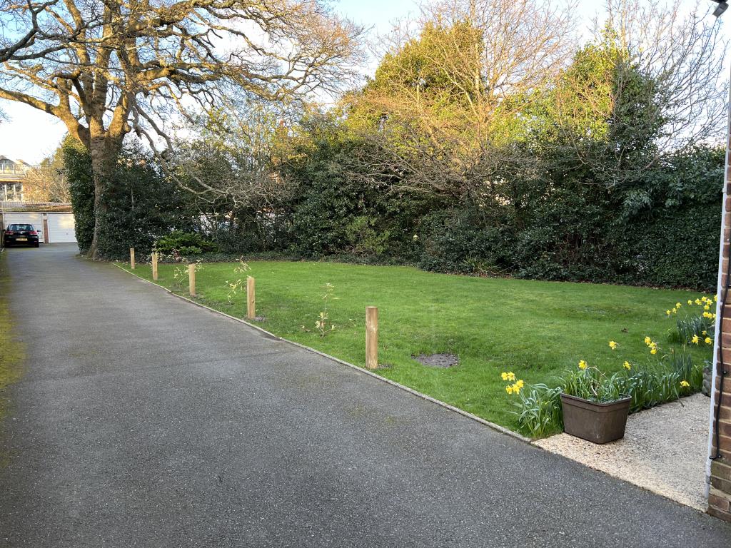Lot: 84 - TWO-BEDROOM FLAT WITH GARAGE - Communal Garden to the Rear